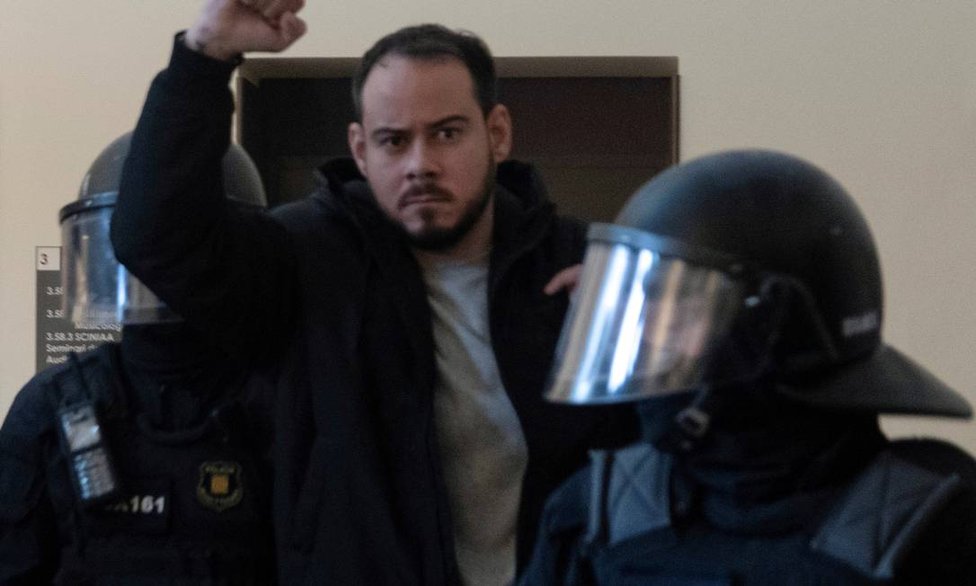 O rapper Pablo Hasél protesta ao ser preso na Universidade de Lleida, na Espanha Foto: STRINGER / REUTERS