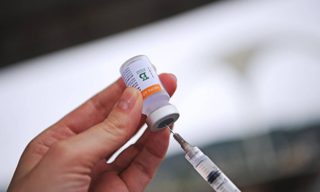 Vacina CoronaVac é preparada para ser aplicada, no Rio Foto: Carls de Souza / AFP