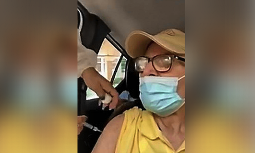 Idoso de 90 anos recebeu uma agulhada sem imunizante em Niterói Foto: Reprodução