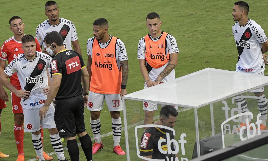 Inter vai à CBF e quer ouvir áudios do VAR de jogo contra o Flamengo