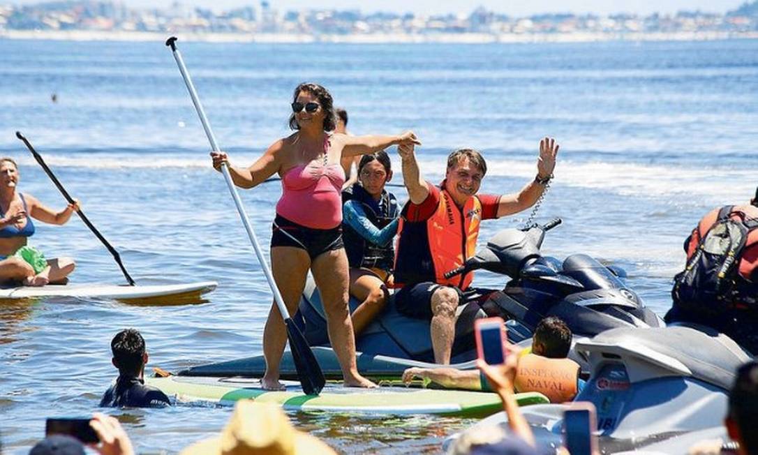 O presidente Jair Bolsonaro (sem partido) aproveitou o dia de sol para passear de jetski na praia de São Francisco do Sul, Santa Catarina onde está hospedado com sua família Foto: Dieter Gross/iShoot/Agência O Globo
