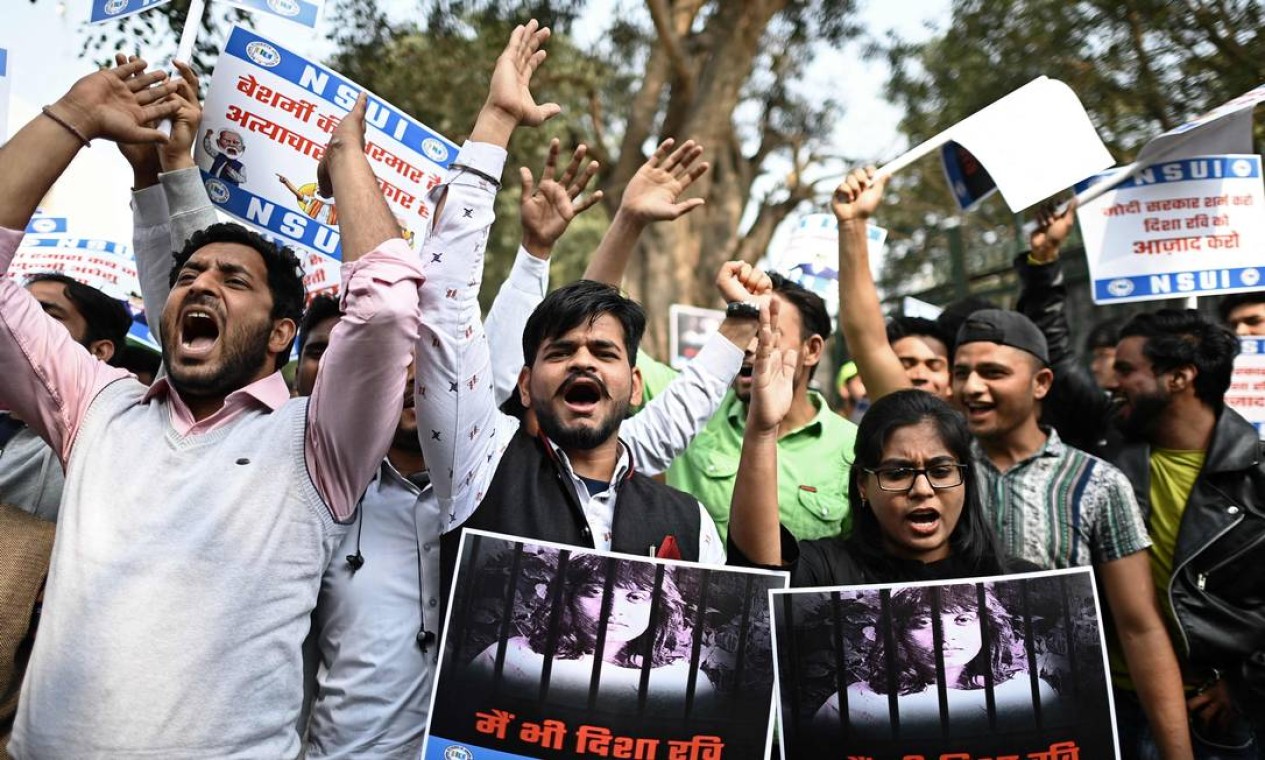 Ativistas da União Nacional de Estudantes da Índia protestam contra a prisão da ativista ambiental Disha Ravi, em Nova Delhi Foto: JEWEL SAMAD / AFP
