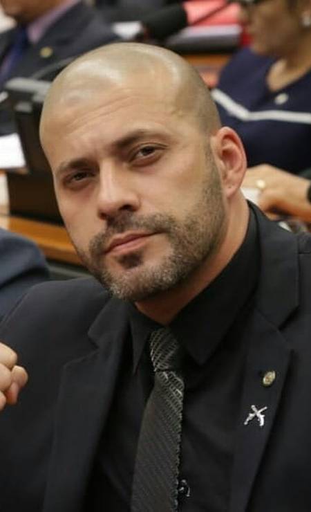 With a brooch of arms on the lapel of his jacket, Daniel poses in the Chamber of Deputies Photo: Reproduction / Agência O Globo