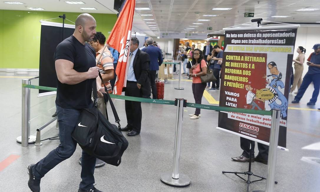 In favor of the pension reform, Daniel disembarks at the Juscelino Kubitscheck airport in Brasilia and finds a demonstration against the project Photo: Jorge William / Agência O Globo