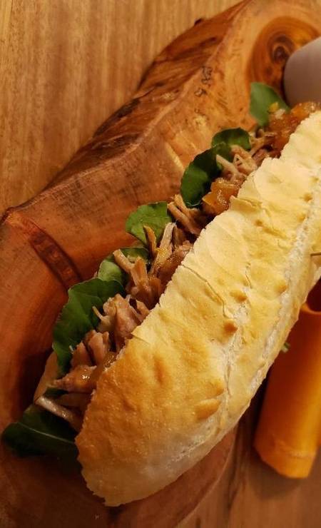 Cítrico e apimentado. A Baguete Especial é um dos destaques do Fika Bike & Café. O sanduíche é feito com blend suíno desfiado e chutney de abacaxi com pimenta dedo-de-moça: R$ 34 Foto: Divulgação/Hugo Rocha