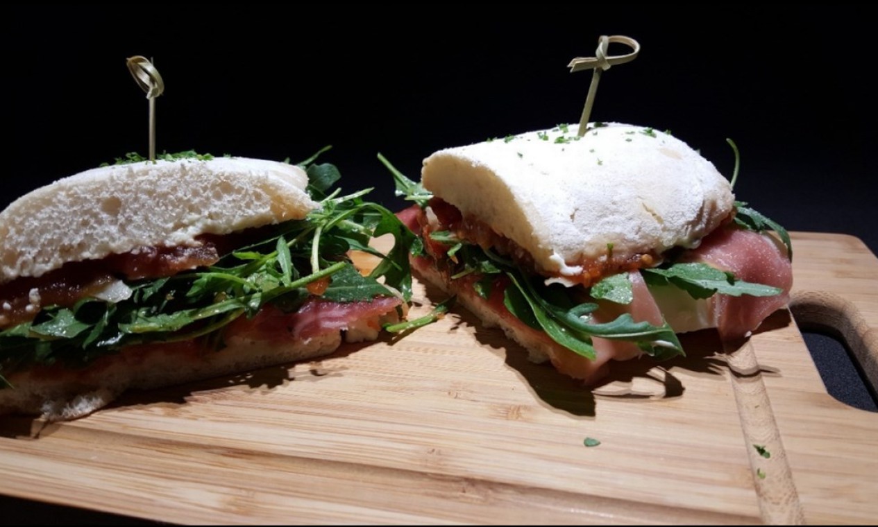 Frio. O Rappanui Gastronomia serve o sanduíche de presunto de Parma com chutney de tomate e rúcula no pão ciabatta: R$ 28 Foto: Divulgação/KBrum