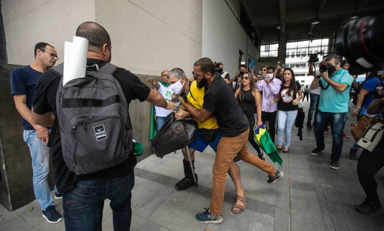 Ao receber o ataque, Edson Rosa ainda vestia máscara de proteção Foto: Brenno Carvalho / Agência O Globo