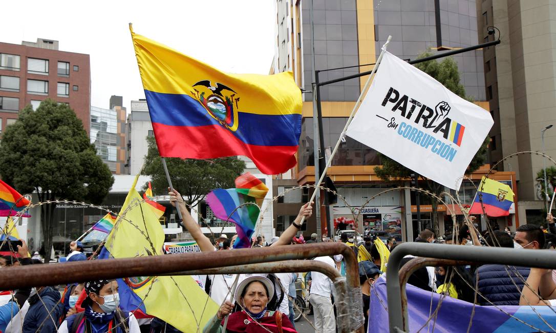 Apoiadores de Yaku Pérez do lado de fora do CNE, em Quito Foto: STRINGER / REUTERS