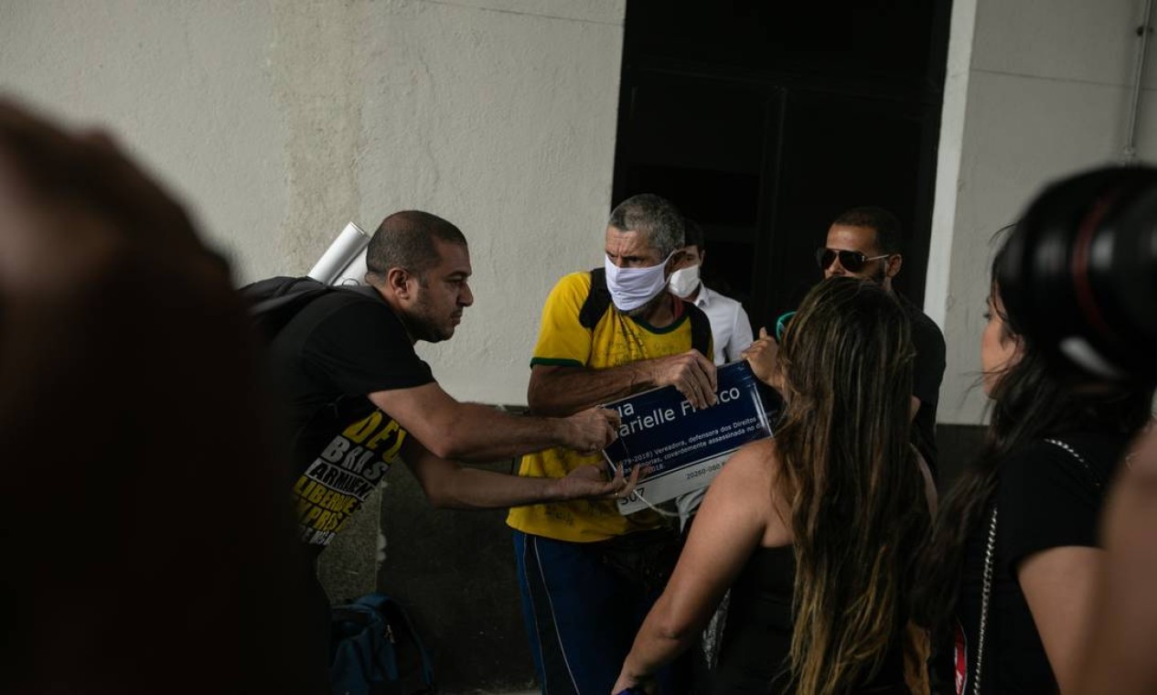 Bolsonarista tenta arrancar placa em homenagem à Marielle das mãos de Edson Rosa Foto: Brenno Carvalho / Agência O Globo