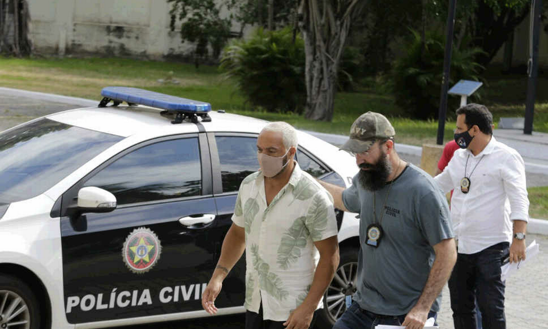 Cantor Belo chega na Cidade da Polícia Foto: Domingo Peixoto / Agência O Globo