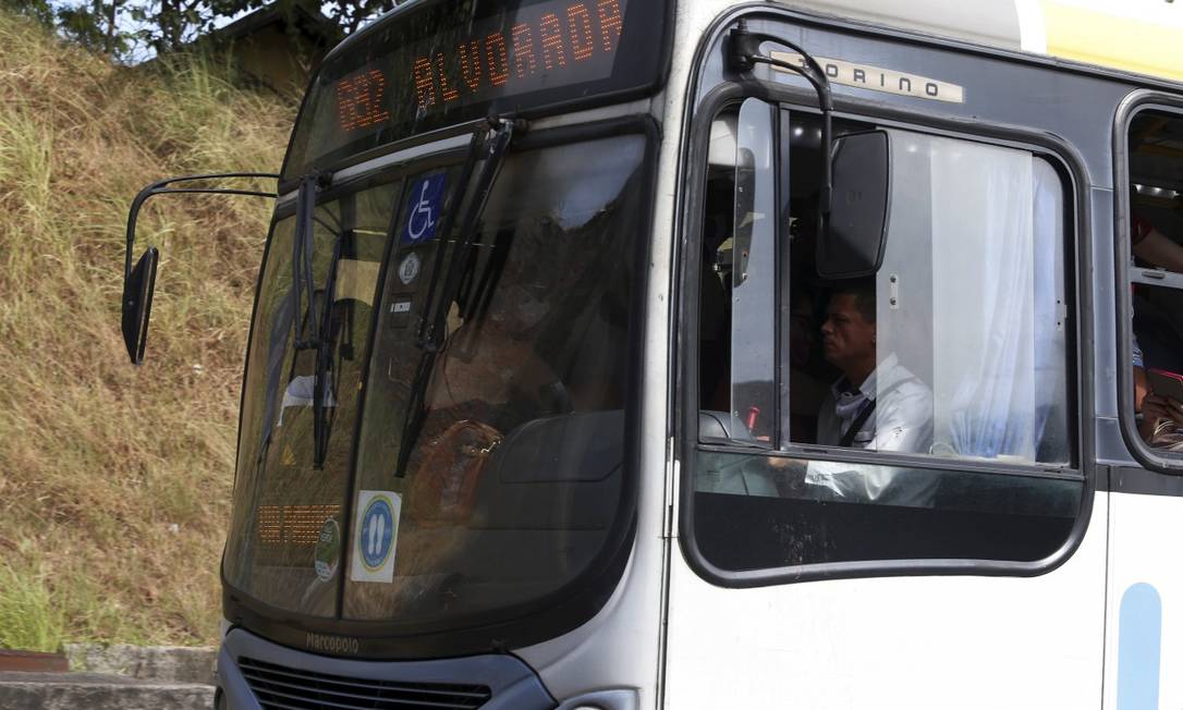 Projeto de Lei prevê motoristas e cobradores de ônibus entre grupo prioritário da imunização no Rio Foto: Fabiano Rocha / Agência O Globo