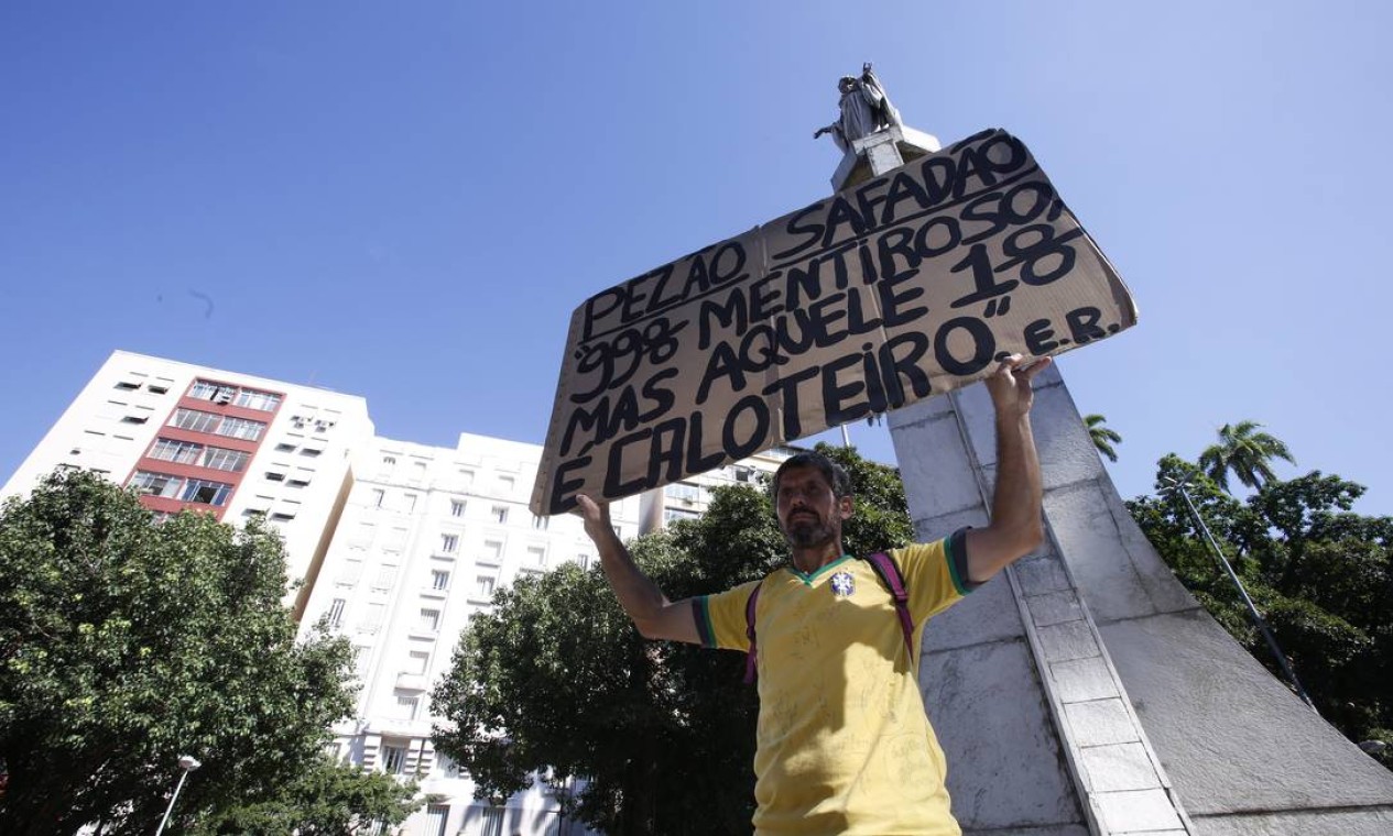 Rosa ergue um dos seus cartazes durante protesto de servidores estaduais no Largo do Machado Foto: Thiago Freitas / Agência O Globo