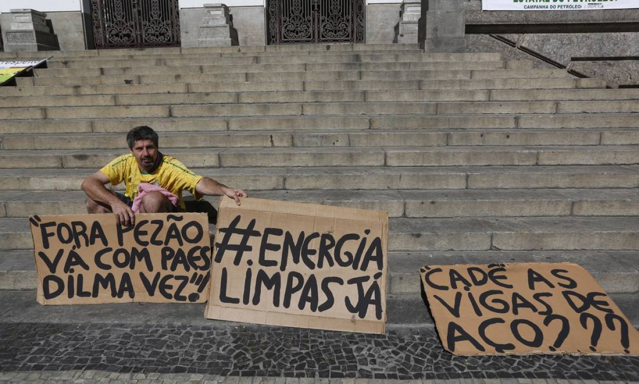 Rosa em um protesto solitário, em 2014, contra a classe política Foto: Custódio Coimbra / Agência O Globo