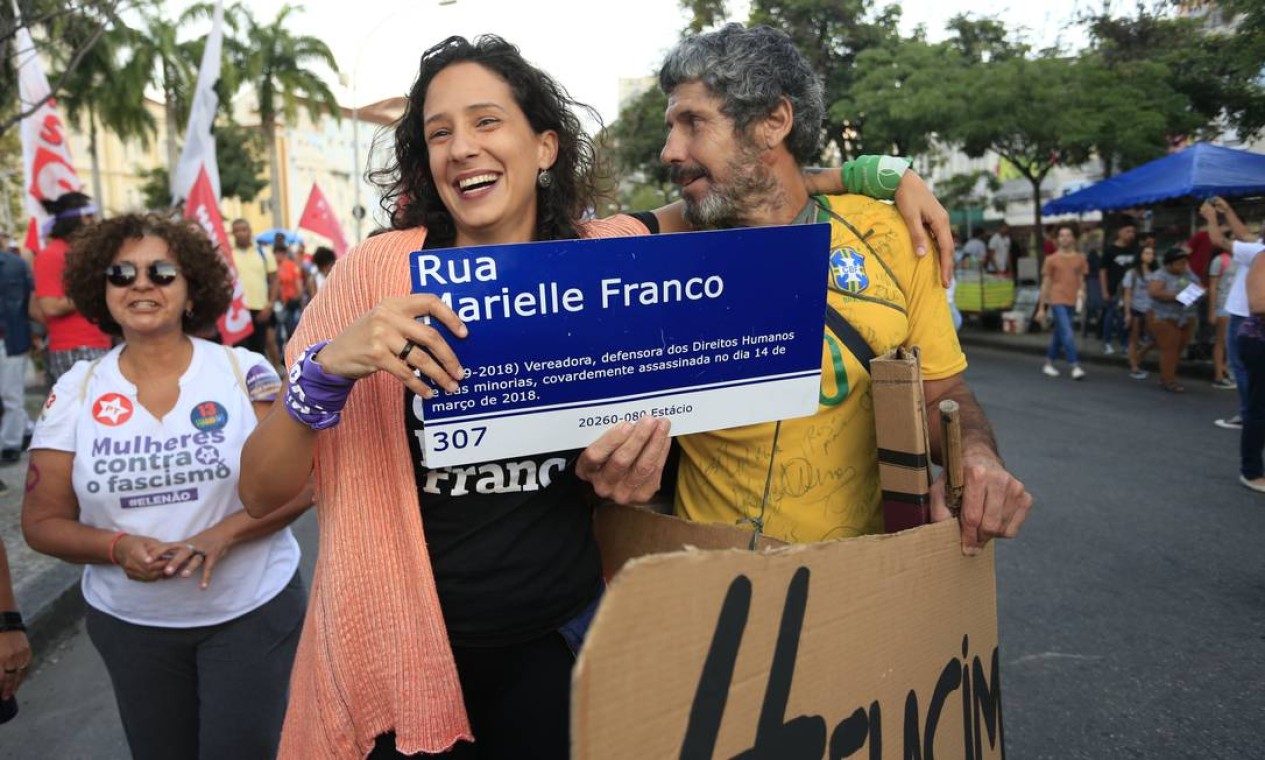 Edson Rosa ao lado da companheira de Marielle Franco, Mônica Benício, em outubro de 2018, durante o ato "Mulheres contra Bolsonaro", na Lapa. Ativista foi um dos principais divulgadores da placa com o nome da vereador assassinada Foto: Roberto Moreyra / Agência O Globo
