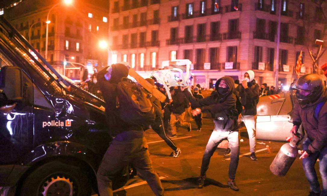 Manifestantes enfrentam a polícia nas ruas de Barcelona, um dia depois da prisão do rapper Pablo Hasél Foto: NACHO DOCE / REUTERS