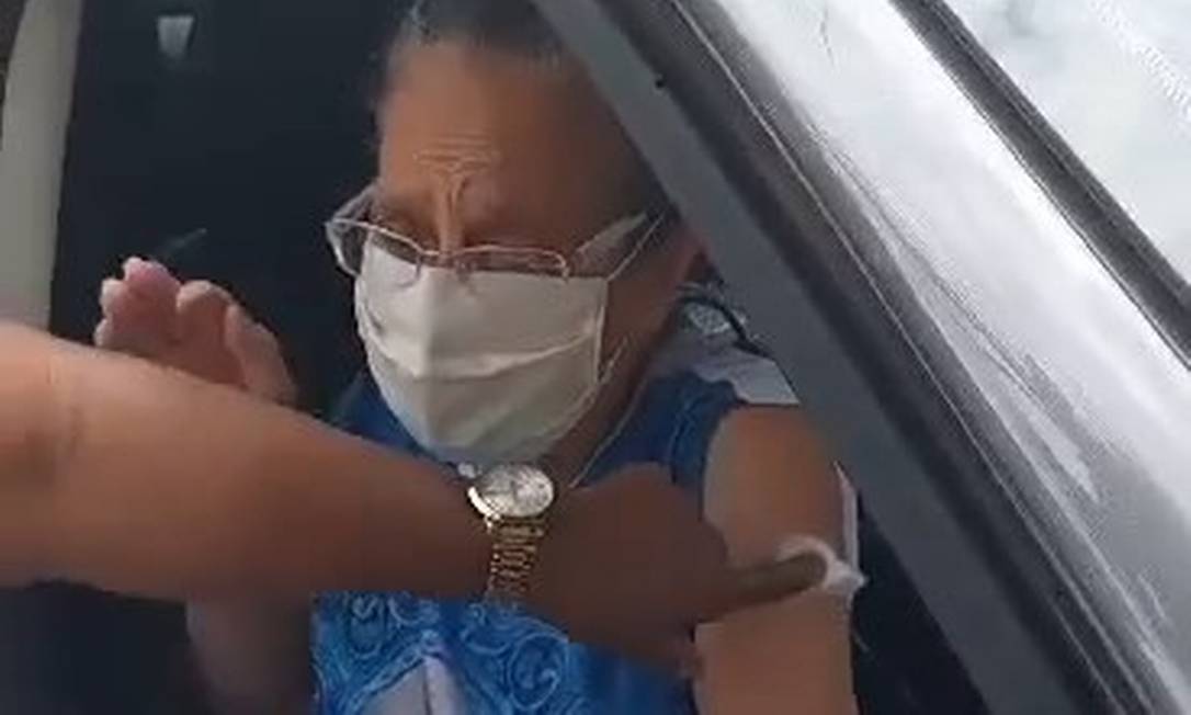 Neta foi impedida de filmar a avó, de 93 anos, sendo imunizada contra a Covid-19 Foto: Reprodução