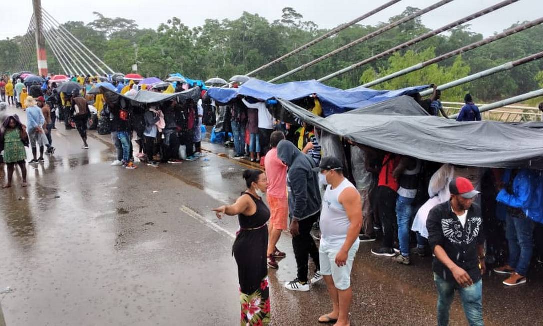 Imigrantes se aglomeram em ponte na fronteira com o Peru na tentativa de entrar no país vizinho Foto: Secretaria de Justiça e Segurança do Estado do Acre