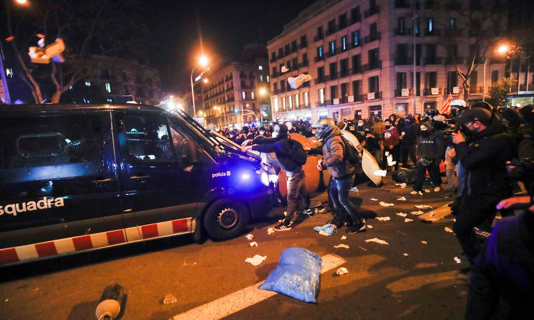 Manifestantes enfrentam a polícia durante protesto contra a prisão do rapper catalão Pablo Hásel em Barcelona, Espanha Foto: ALBERT GEA / REUTERS