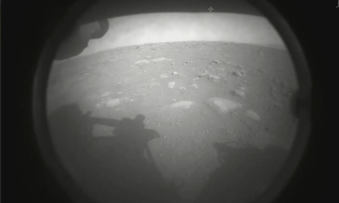 Primeira imagem da superfície de Marte feita pelo Perseverance Foto: NASA TV/Handout