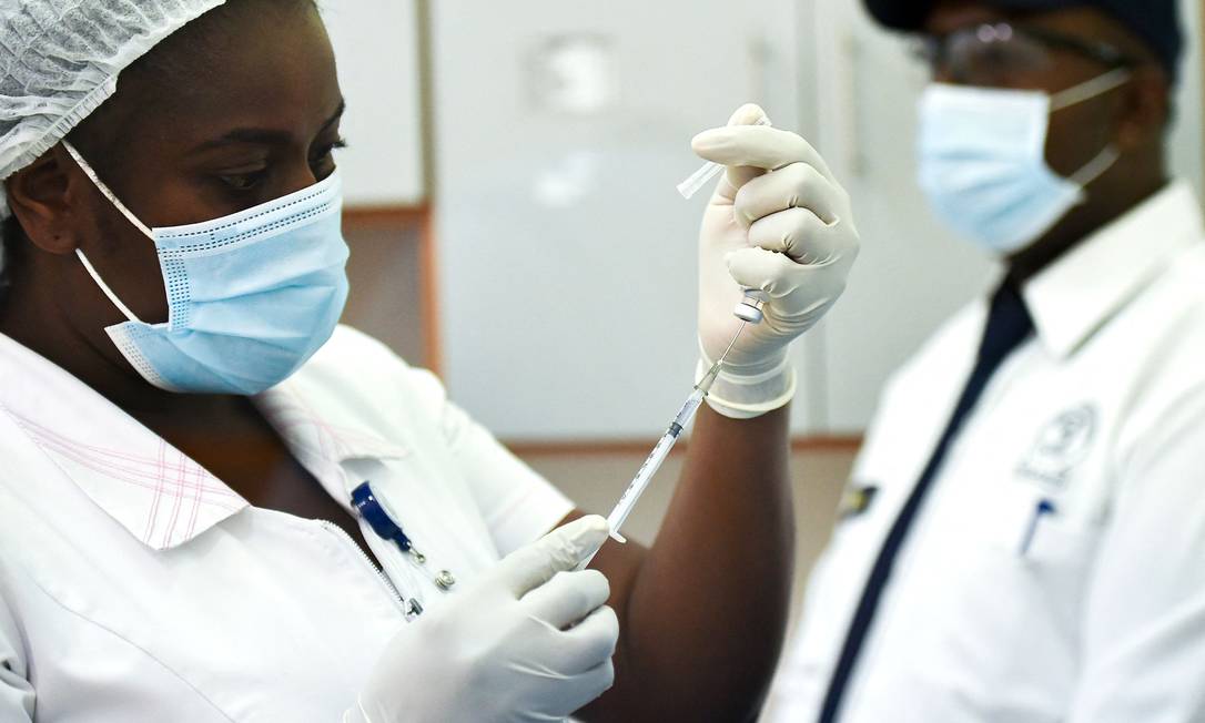 Enfermeira prepara dose de vacina da Pfizer na Colômbia Foto: LUIS ROBAYO/AFP / LUIS ROBAYO/AFP