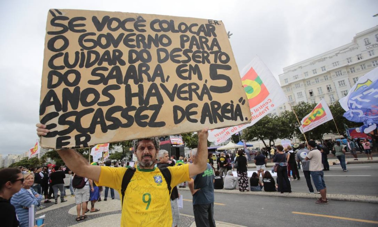 Edson Rosa em ato promovido por servidores do estado do Rio contra a corrupção, na orla de Copacabana, em maio de 2017. Ativista se tornou conhecido a partir dos movimentos sociais de 2013 Foto: Thiago Freitas / Agência O Globo