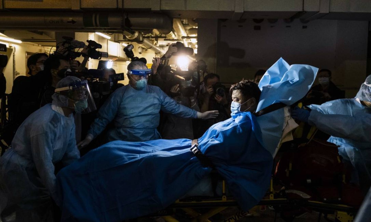 Paramédicos transportam um homem que se acredita ser o primeiro paciente de coronavírus de Wuhan em Hong Kong, em janeiro de 2020 Foto: LAM YIK FEI / The New York Times