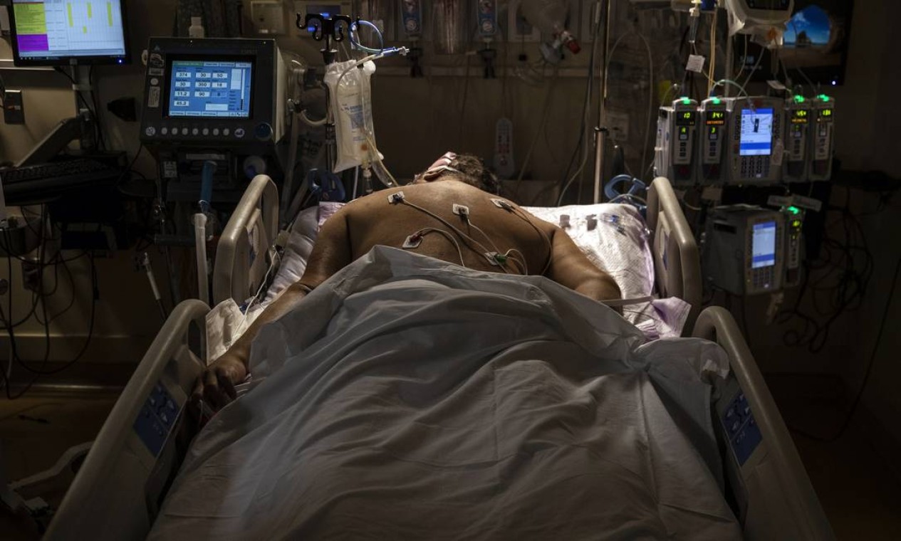 Paciente COVID-19 em um hospital no Queens, Nova York, em abril de 2020. Os médicos logo aprenderam que virar as pessoas de bruços pode melhorar a respiração de pessoas com problemas respiratórios Foto: VICTOR J. BLUE / The New York Times