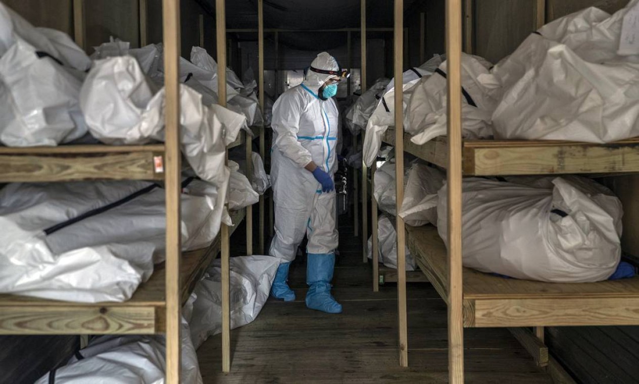 Corpos empilhados em um trailer refrigerado no Brooklyn Hospital Center, em Nova York, em abril de 2020. Mais de 20 mil nova-iorquinos morreram na primavera de infecções por coronavírus Foto: VICTOR J. BLUE / The New York Times