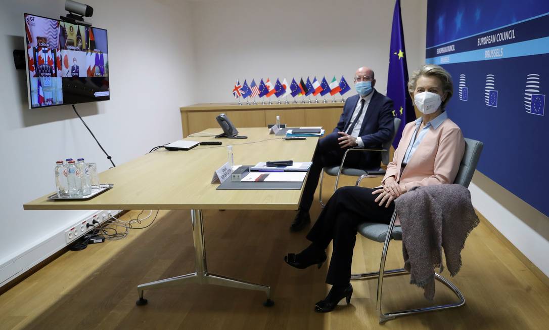 A presidente da Comissão Europeia, Ursula von der Leyen, e o dirigente do Conselho Europeu, Charles Michel, participam de reunião virtual com líderes do G7 nesta sexta-feira (19)REUTERS Foto: POOL / EPA