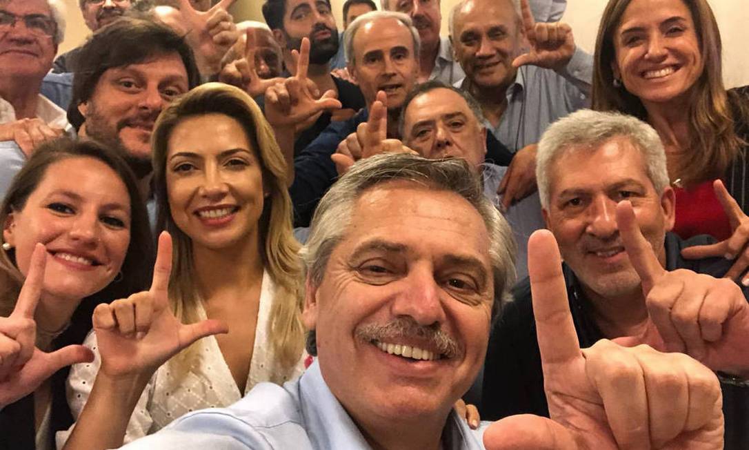 Fernández faz gesto de apoio à liberdade de Lula, ao lado de correligionários, logo depois de ser eleito, em 2019. Ele participará de comemoração dos 41 anos do PT Foto: 27/10/2019 / Reprodução Twitter