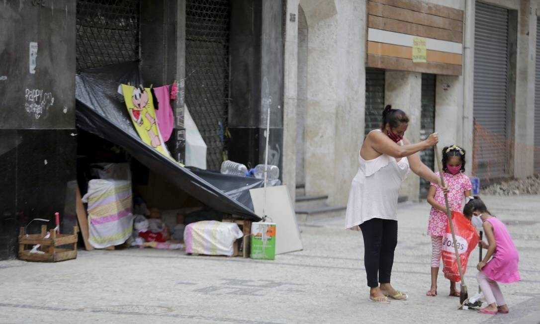 Cuidado de mãe e filhas com calçada no Centro do Rio chama a atenção: 'Tudo limpinho para elas'