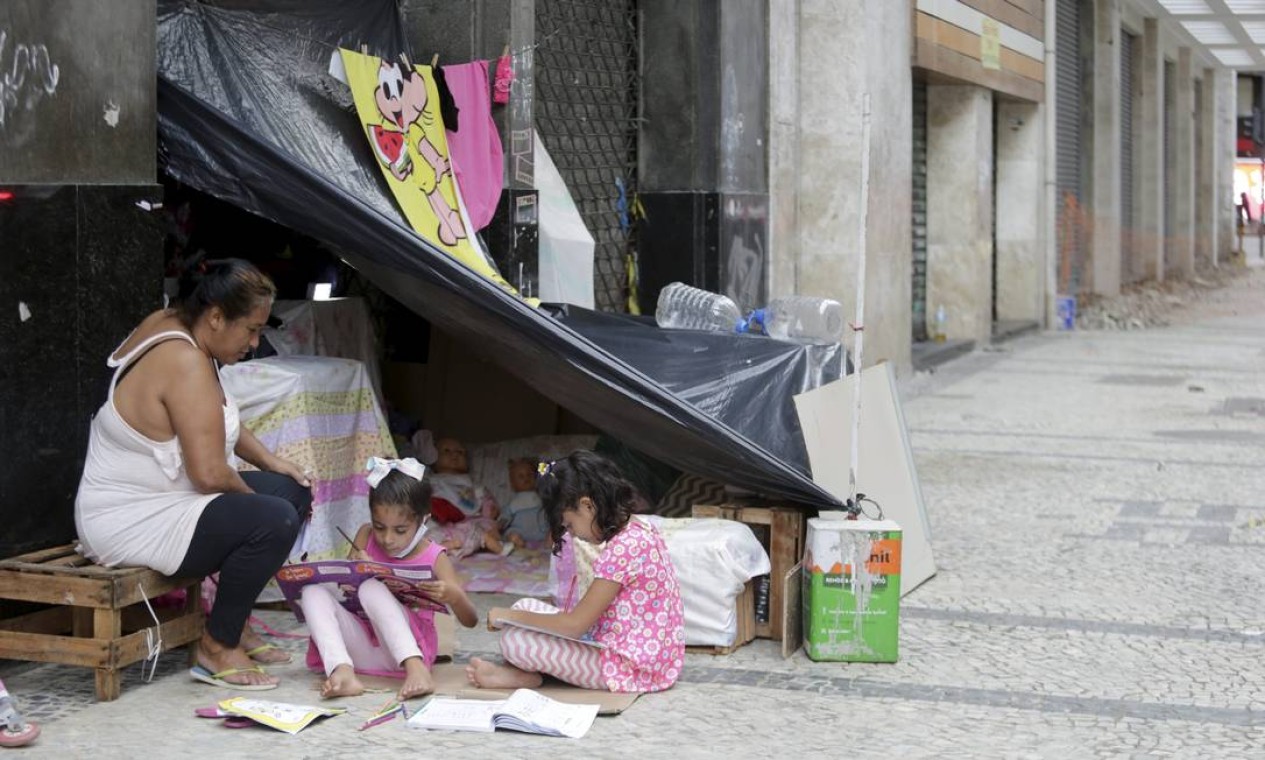 Ana Paula ajuda as crianças nas atividades escolares Foto: Domingos Peixoto / Agência O Globo