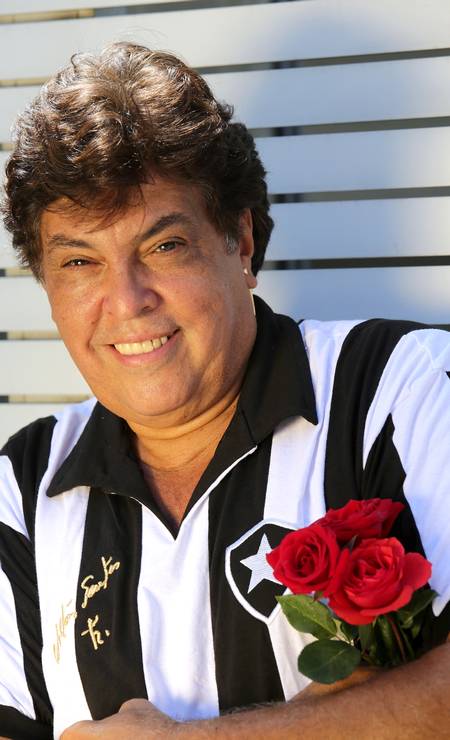 Sidney Magal posa com camisa do time do coração: Botafogo Foto: Marcelo Theobald / Agência O Globo