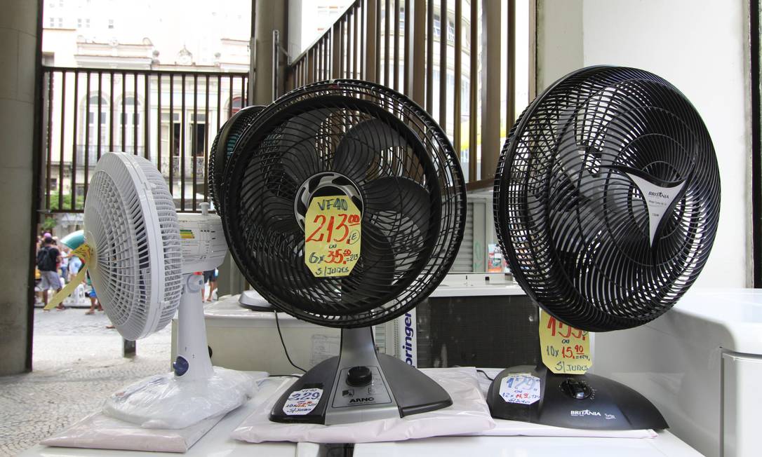 Ventiladores ajudam a criar sensação de temperatura mais agradável Foto: Paulo Nicolella / Agência O Globo
