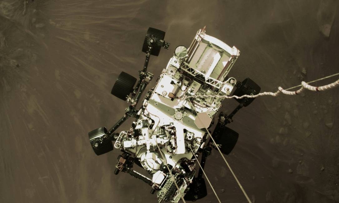 Perseverance descendo para tocar o chão de Marte Foto: NASA/JPL-Caltech / via REUTERS