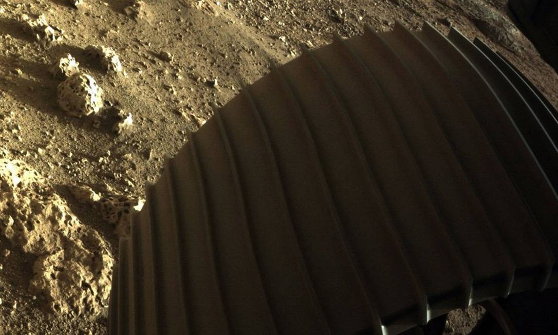 Uma das rodas do rover Perseverance sobre o chão marciano Foto: HANDOUT / AFP