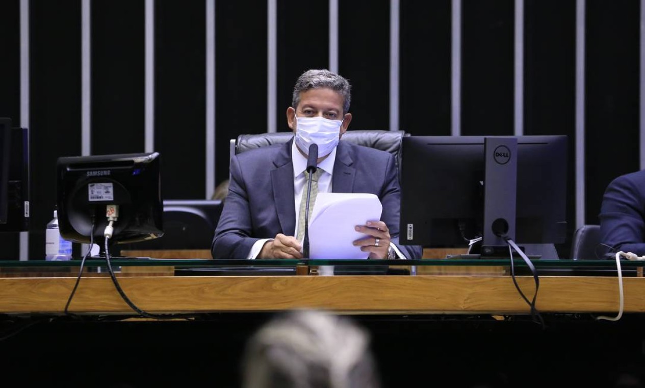 O presidente da Câmara, deputado Arthur Lira (PP-AL), preside a sessão desta sexta-feira Foto: Michel Jesus / Agência O Globo