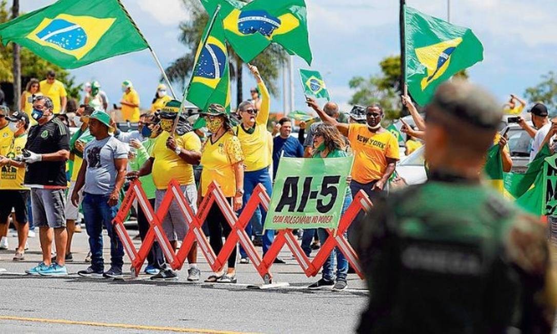 Apoiadores de Jair Bolsonaro pedem a volta do AI-5, ferramenta de controle mais dura da ditadura militar Foto: Sergio LIMA / AFP