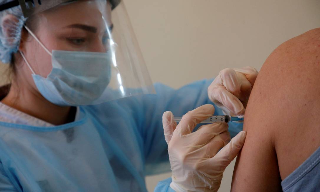 Uma pessoa recebe uma injeção com a vacina Sputnik V em um hospital na vila de Donskoye, na Rússia Foto: EDUARD KORNIYENKO / REUTERS