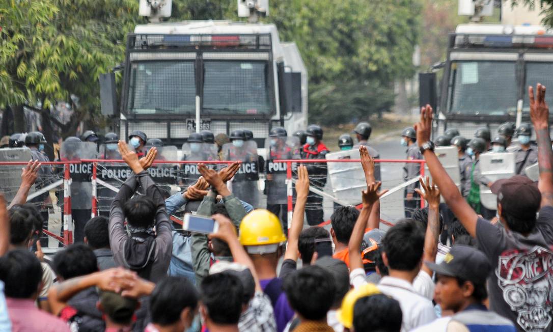 Pessoas protestam contra o golpe militar em Mandalay, Mianmar, em 20 de fevereiro de 2021 Foto: STRINGER / REUTERS