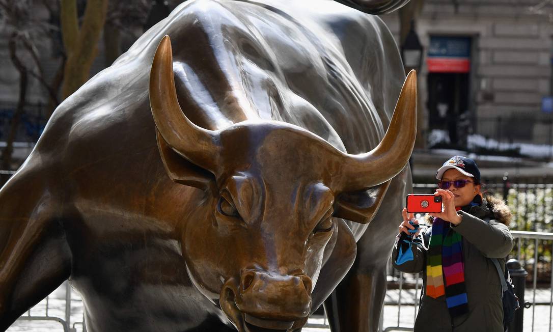 Instalado em frente à Bolsa de Valores de Nova York, o touro de bronze foi produzido por Di Modica com recursos próprios Foto: ANGELA WEISS / AFP
