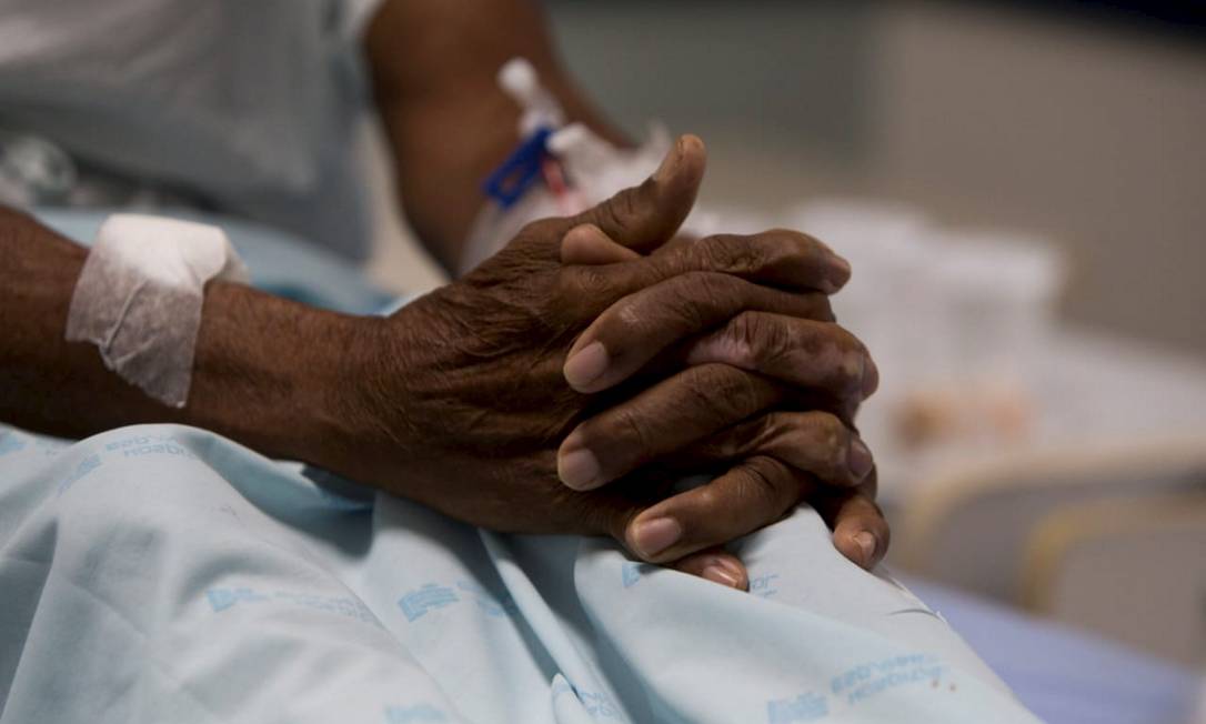Paciente recebe atendimento contra Covid-19 no Hospital Espanhol, em Salvador Foto: Agência O Globo