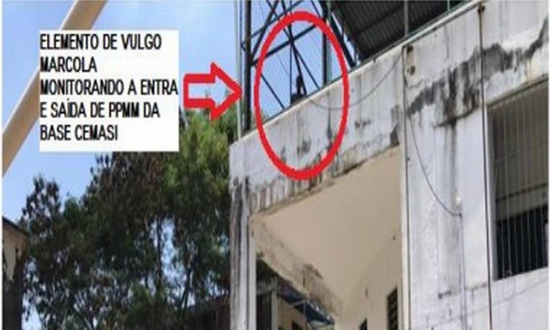 Relatório feito pela própria polícia mostra que criminosos ficam armados numa quadra instalada em cima da sede da unidade Foto: Reprodução