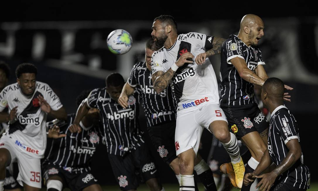 Vasco precisa de vitória sobre o Corinthians para seguir na Série A Foto: Alexandre Cassiano / Agência O Globo