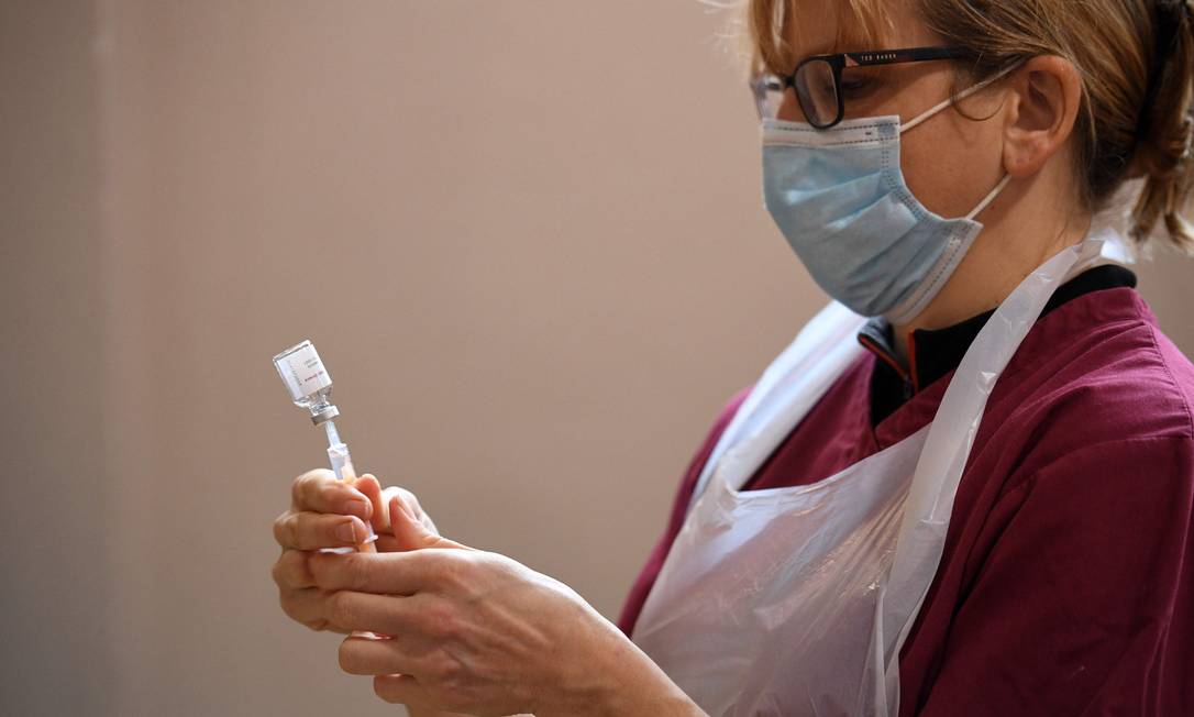 Enfermeira prepara dose de vacina desenvolvida por Oxford/AstraZeneca Foto: OLI SCARFF/AFP / OLI SCARFF/AFP