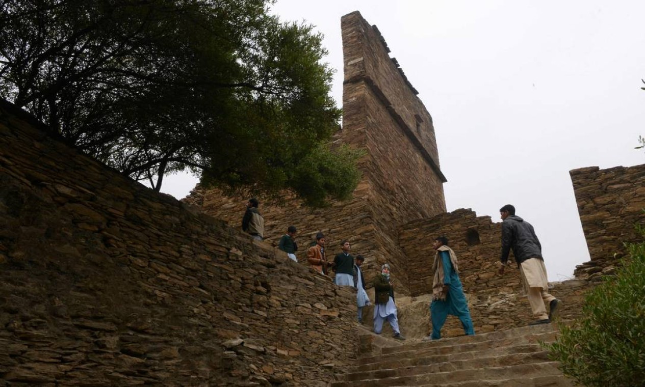 Turistas visitam o complexo monástico budista de Takht-i-Bahi (Trono das Origens) no topo de uma colina em Mardan, no Paquistão Foto: ABDUL MAJEED / AFP