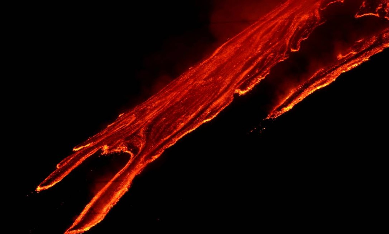 Riachos de lava incandescente fluem enquanto o Monte Etna, o vulcão mais ativo da Europa, entra em erupção, visto de Zafferana Etnea, Itália Foto: ANTONIO PARRINELLO / REUTERS