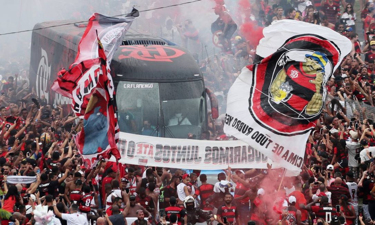 Torcida do Flamengo recebe o ônibus do time antes de partida decisiva Foto: SERGIO MORAES / REUTERS