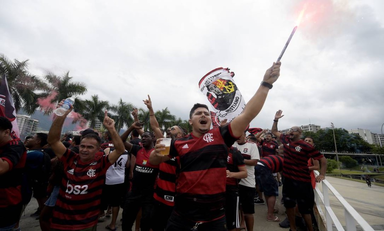 Torcedores fazem festa antes da partida Foto: ALEXANDRE LOUREIRO / REUTERS