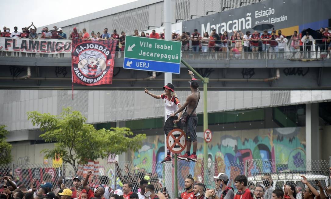 Torcedores acompanham ônibus da equipe nos arredores do Maracanã Foto: ALEXANDRE LOUREIRO / REUTERS